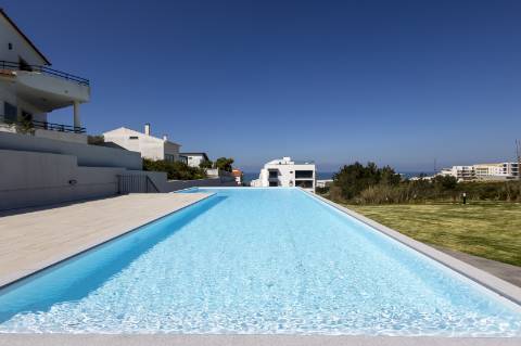 Apartamento T2 com piscina no rooftop com excelente vista de mar no centro da vila da Ericeira