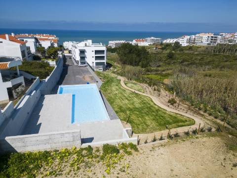 Apartamento T2 com piscina no rooftop com excelente vista de mar no centro da vila da Ericeira