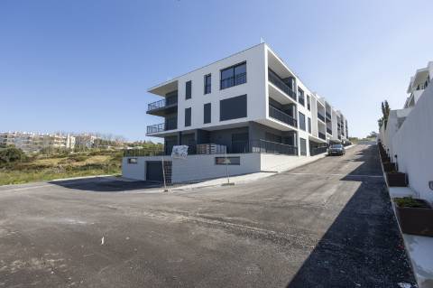 Apartamento T2 com piscina no rooftop com excelente vista de mar no centro da vila da Ericeira