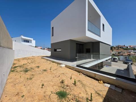 Moradia T3 Isolada em lote de gaveto na Ericeira