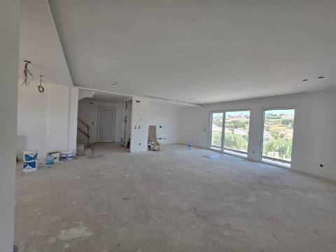 Moradia T3 Isolada em lote de gaveto na Ericeira