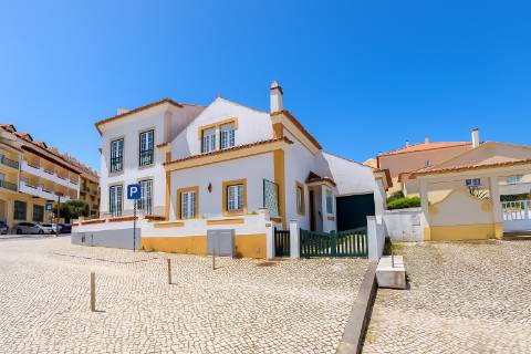 Moradia T4 no centro da Vila de Santa Cruz a 100m da praia.