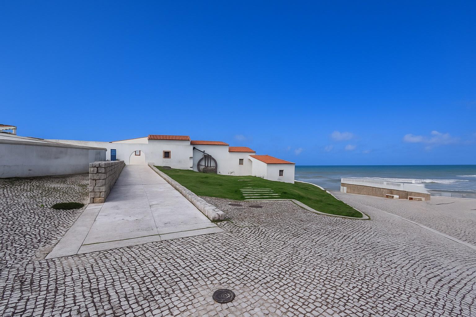 Moradia T4 no centro da Vila de Santa Cruz a 100m da praia.