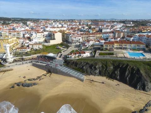 Moradia T4 no centro da Vila de Santa Cruz a 100m da praia.