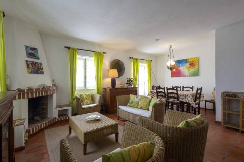 Moradia T4 no centro da Vila de Santa Cruz a 100m da praia.