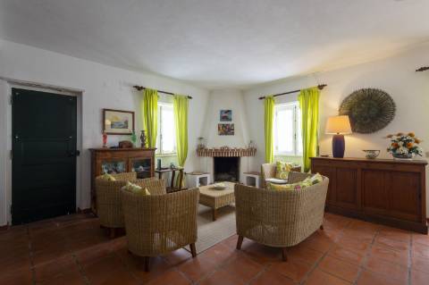 Moradia T4 no centro da Vila de Santa Cruz a 100m da praia.