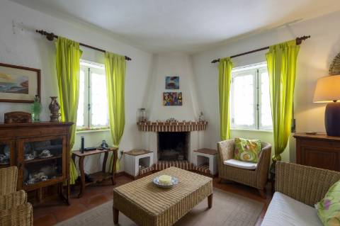 Moradia T4 no centro da Vila de Santa Cruz a 100m da praia.