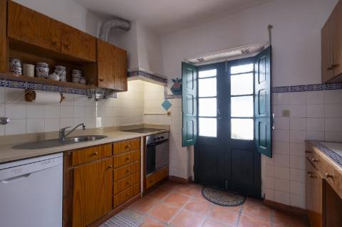 Moradia T4 no centro da Vila de Santa Cruz a 100m da praia.