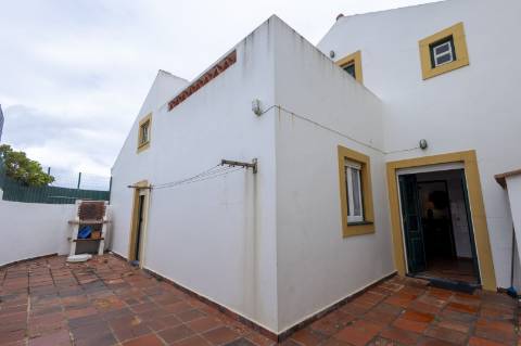 Moradia T4 no centro da Vila de Santa Cruz a 100m da praia.