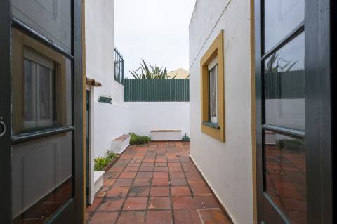 Moradia T4 no centro da Vila de Santa Cruz a 100m da praia.