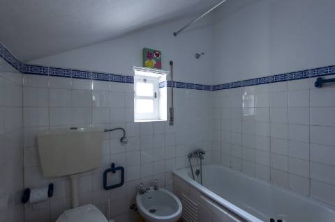 Moradia T4 no centro da Vila de Santa Cruz a 100m da praia.