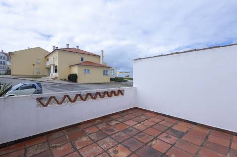 Moradia T4 no centro da Vila de Santa Cruz a 100m da praia.