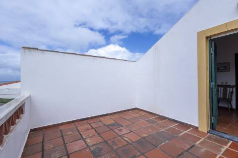 Moradia T4 no centro da Vila de Santa Cruz a 100m da praia.