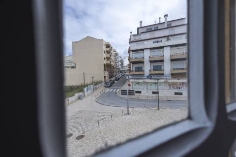 Moradia T4 no centro da Vila de Santa Cruz a 100m da praia.