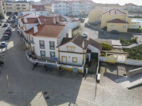 Moradia T4 no centro da Vila de Santa Cruz a 100m da praia.