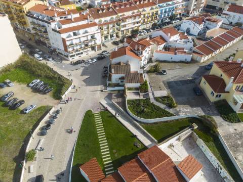 Moradia T4 no centro da Vila de Santa Cruz a 100m da praia.