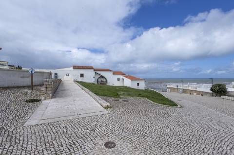 Moradia T4 no centro da Vila de Santa Cruz a 100m da praia e 22km do centro da Ericeira