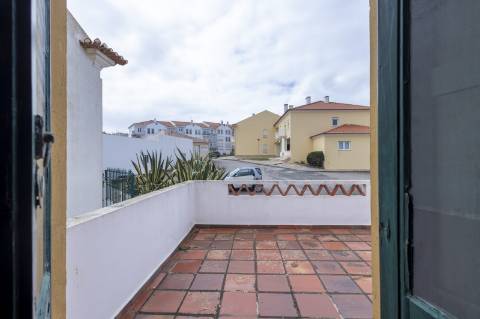 Moradia T4 no centro da Vila de Santa Cruz a 100m da praia e 22km do centro da Ericeira