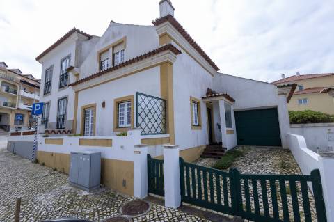 Moradia T4 no centro da Vila de Santa Cruz a 100m da praia e 22km do centro da Ericeira