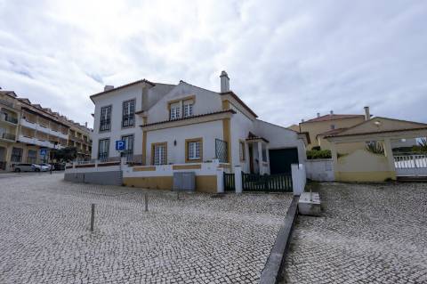 Moradia T4 no centro da Vila de Santa Cruz a 100m da praia e 22km do centro da Ericeira