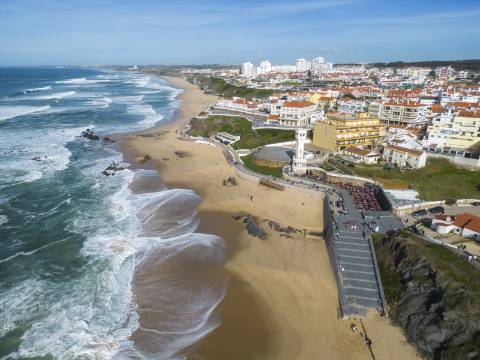Moradia T4 no centro da Vila de Santa Cruz a 100m da praia e 22km do centro da Ericeira