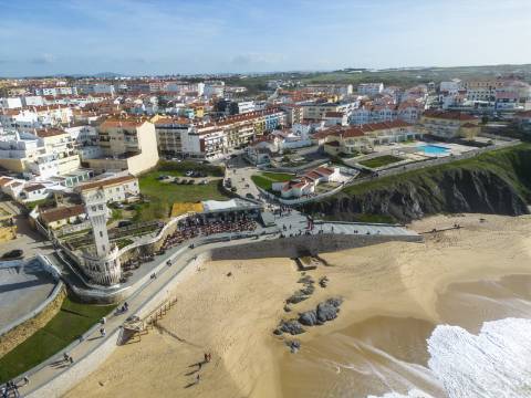 Moradia T4 no centro da Vila de Santa Cruz a 100m da praia e 22km do centro da Ericeira