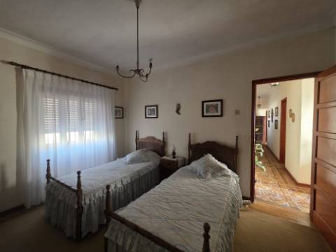 Moradia T3 com quintal e ampla garagem - Encarnação