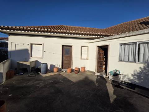 Moradia T3 com quintal e ampla garagem - Encarnação