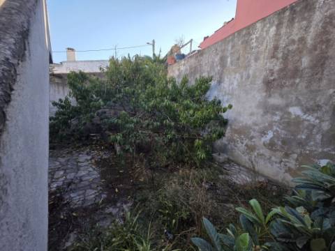 Moradia T3 com quintal e ampla garagem - Encarnação