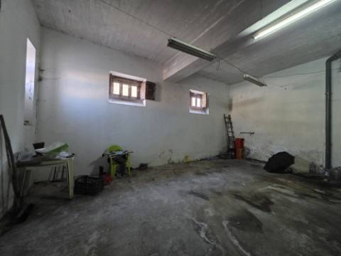 Moradia T3 com quintal e ampla garagem - Encarnação