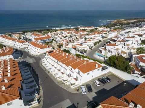 Belíssima Moradia T2 de gaveto de arquitetura tradicional - Ericeira