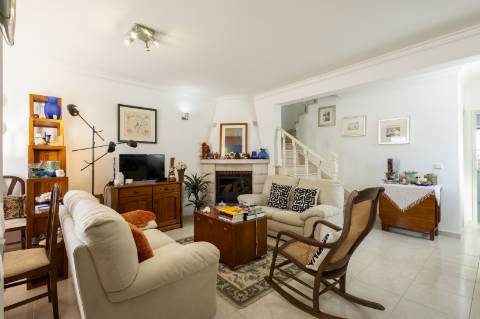 Belíssima Moradia T2 de gaveto de arquitetura tradicional - Ericeira