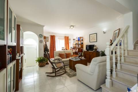 Belíssima Moradia T2 de gaveto de arquitetura tradicional - Ericeira