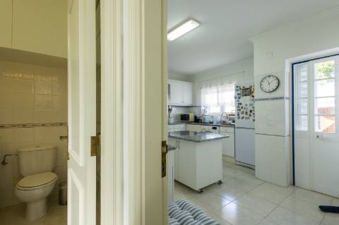 Belíssima Moradia T2 de gaveto de arquitetura tradicional - Ericeira