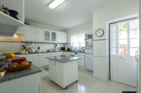 Belíssima Moradia T2 de gaveto de arquitetura tradicional - Ericeira