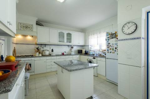 Belíssima Moradia T2 de gaveto de arquitetura tradicional - Ericeira