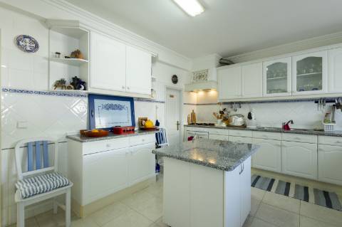 Belíssima Moradia T2 de gaveto de arquitetura tradicional - Ericeira