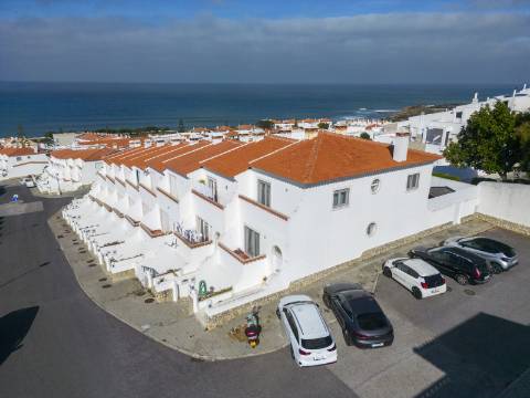 Belíssima Moradia T2 de gaveto de arquitetura tradicional - Ericeira
