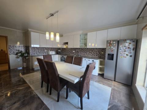 Apartamento T3 para arrendar em prédio com elevador - Ericeira