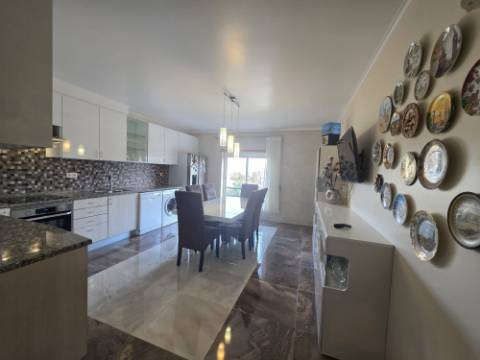 Apartamento T3 para arrendar em prédio com elevador - Ericeira