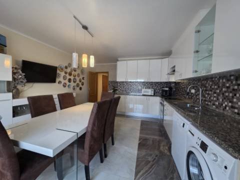 Apartamento T3 para arrendar em prédio com elevador - Ericeira