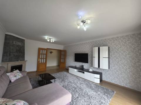 Apartamento T3 para arrendar em prédio com elevador - Ericeira