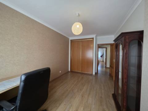 Apartamento T3 para arrendar em prédio com elevador - Ericeira