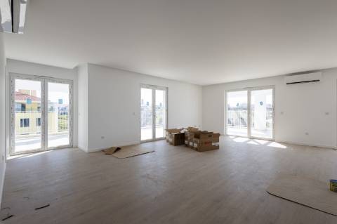 Penthouse T3 com excelente exposição solar na Ericeira