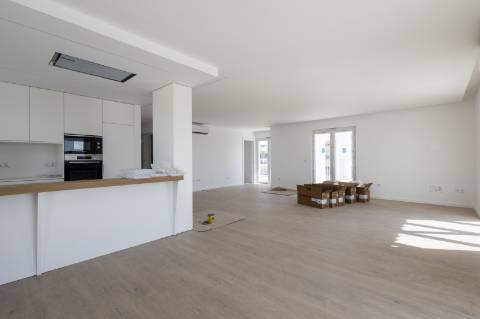 Penthouse T3 com excelente exposição solar na Ericeira