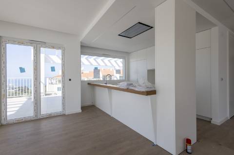 Penthouse T3 com excelente exposição solar na Ericeira