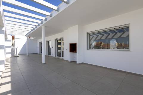 Penthouse T3 com excelente exposição solar na Ericeira