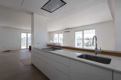 Penthouse T3 com excelente exposição solar na Ericeira