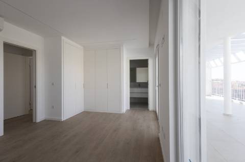 Penthouse T3 com excelente exposição solar na Ericeira