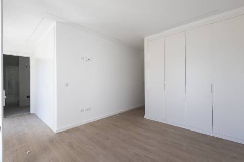 Penthouse T3 com excelente exposição solar na Ericeira